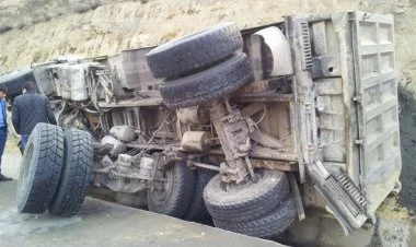 Şuşada yük maşını aşdı, ölən var