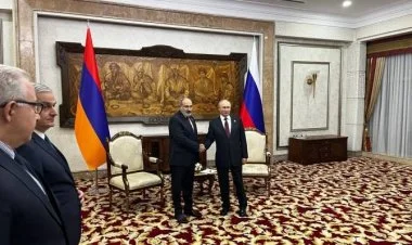 Putinlə Paşinyanın görüşü başlayıb