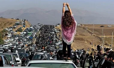 İran, əxlaq polisi və qabaqda gedən zəncirli...