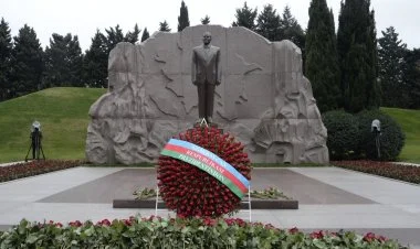 Prezident və xanımı Heydər Əliyevin məzarını ziyarət ediblər