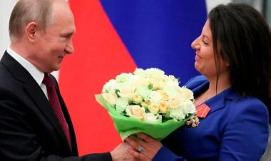 Putin Simonyan və Peqovu mükafatlandırdı FOTO