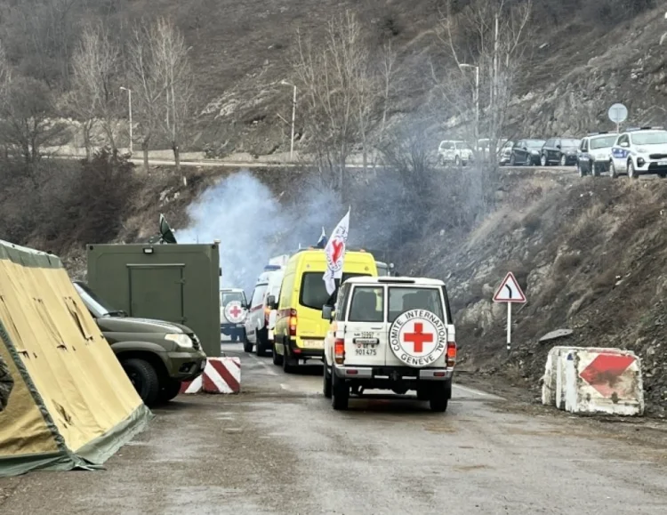 BQXK maşını və ambulans Laçın yolundan keçdi FOTO