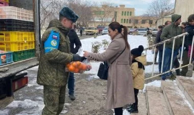 Rusiya hərbçiləri Qarabağ ermənilərinə ərzaq payladı FOTO