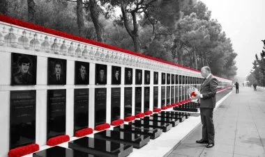 ABŞ rəsmisi Şəhidlər Xiyabanında FOTO