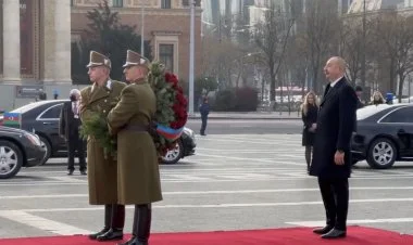 İlham Əliyev Budapeştdə Qəhrəmanlar meydanını ziyarət edib