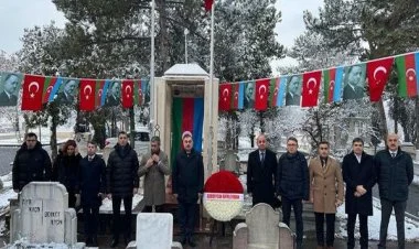 Türkiyədəki səfirimiz Rəsulzadənin məzarını ziyarət edib