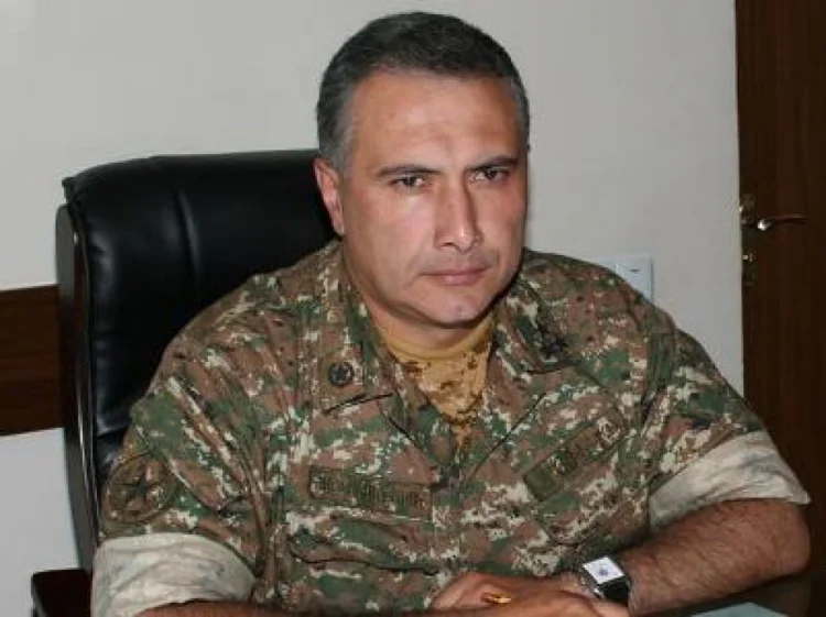 Ermənistanda korpus komandiri qovuldu