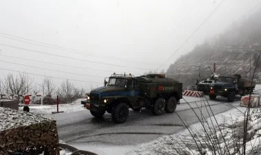 Sülhməramlıların üç maşını Laçın yolundan keçdi