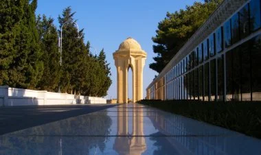 Rumıniya Prezidenti Şəhidlər xiyabanını ziyarət etdi