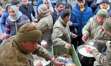 Türkiyədə ordu əhaliyə yemək paylayır FOTO
