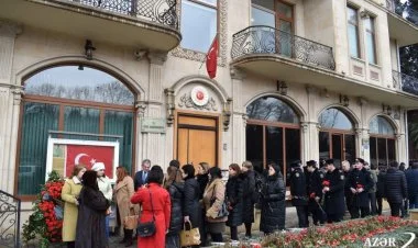 Türkiyənin Gəncədəki Baş Konsulluğu önünə gül gətirilir