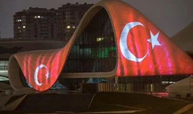 Heydər Əliyev Mərkəzi Türkiyə bayrağı rəngləri ilə işıqlanır