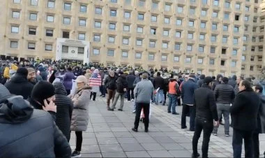 Saakaşvili tərəfdarlarının hökumət binası qarşısında etirazı