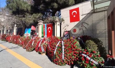 Türkiyə səfirliyinin qarşısında zəlzələ qurbanlarını anılır