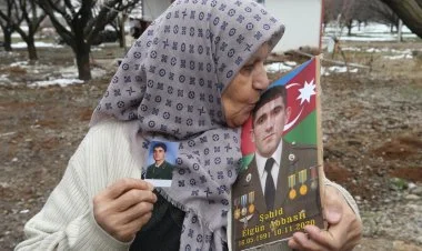 Azərbaycanlı şəhid anasının yardım bağlaması FOTO