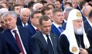 Medvedev gərək iclasda mütləq mürgüləsin ki, ucuzluq olsun