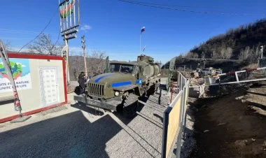 Rusiya sülhməramlılarının avtomobil karvanı Laçına keçdi