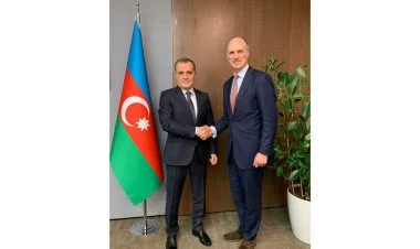 Britaniyalı nazir Leo Dokerti Ceyhun Bayramovla görüşüb