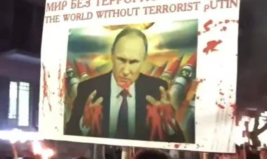 Ermənilər Rusiya səfirliyi qarşısinda "Putin"i yandırdılar