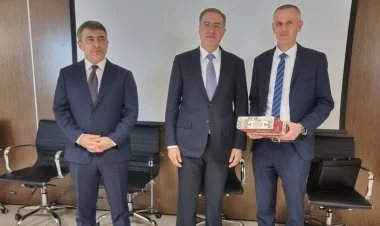 Prezidentin köməkçisi və nazir İsrailə səfər edib FOTO