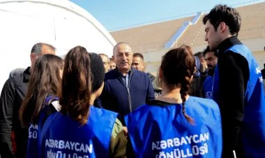 M.Çavuşoğlu Azərbaycan könüllüləri ilə görüşüb