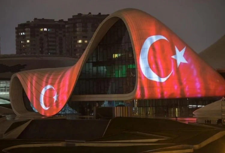Heydər Əliyev Mərkəzi Türkiyə bayrağı rəngləri ilə işıqlanır