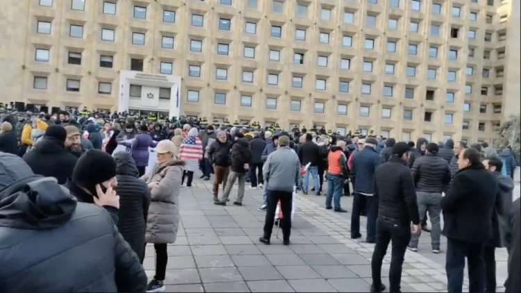 Saakaşvili tərəfdarlarının hökumət binası qarşısında etirazı