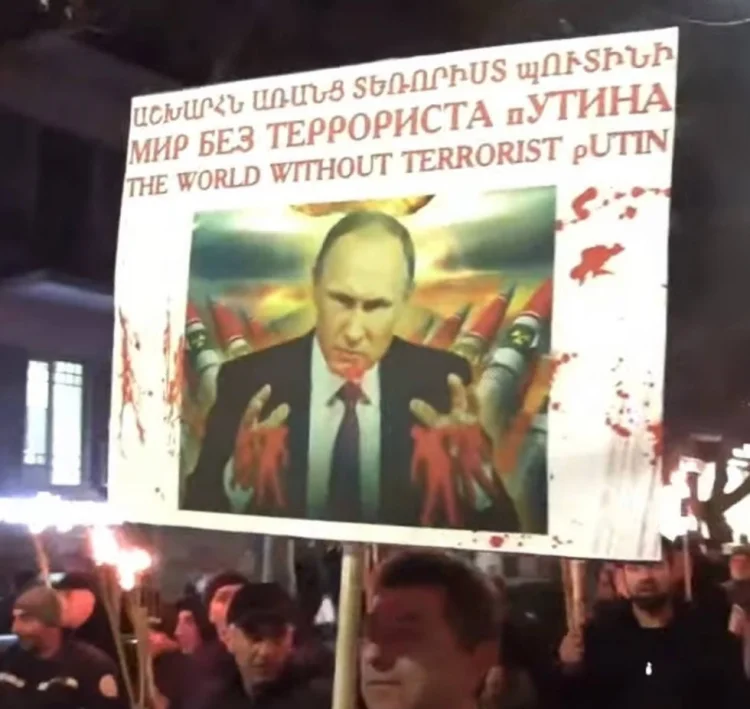 Ermənilər Rusiya səfirliyi qarşısinda "Putin"i yandırdılar
