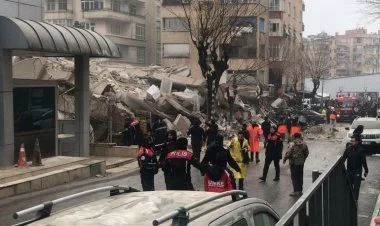 Şanlıurfada 6 mərtəbəli bina çökdü VİDEO