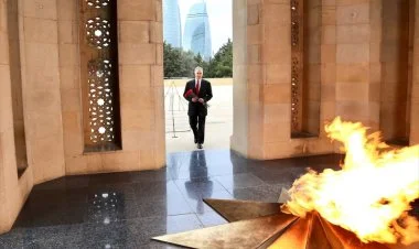 Birləşmiş Ştatlar nümayəndəsi Lui Bono Şəhidlər Xiyabanında