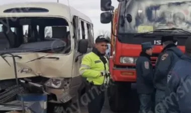 Ermənistan Nazirlər Kabinetinin işçiləri qəzaya düşüb FOTO