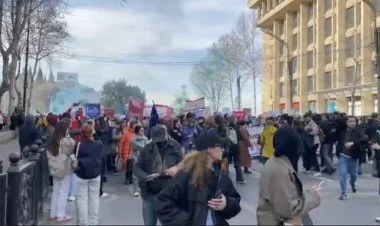 Tbilisidə etiraz edənlərin yürüşü başlayıb