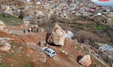 Zəlzələ zamanı dağdan qopan nəhəng qayalar FOTOREPORTAJ