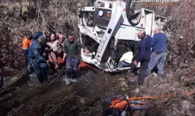 Ermənistanda uşaqlarla dolu avtobus  dərəyə düşüb