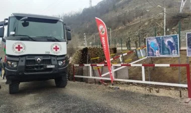 Erməni əsilli şəxslər BQXK-nın maşınlarında Laçına getdilər