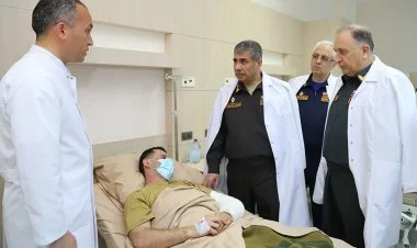 Müdafiə naziri hərbi hospitalı ziyarət edib