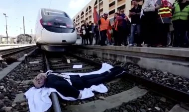 Makronun müqəvvası qatarların hərəkətini iflic edib