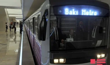 "Memar Əcəmi" stansiyasında sərnişin qatar yoluna düşüb