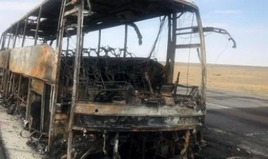 Zəvvarları daşıyan avtobus qəzaya düşüb