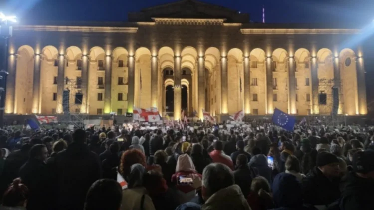 Tbilisidə etirazçılar yenidən Rustaveli prospektinə toplaşıb