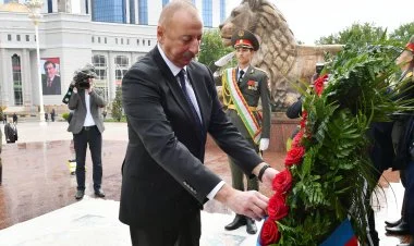 İlham Əliyev Düşənbədə İsmoili Somoni abidəsini ziyarət edib