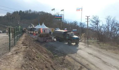 Avtomobil karvanı ekoaksiya ərazisindən keçdi