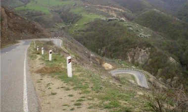 Niyə ermənilərə yol var, bizə yox...