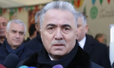 Prezidentin köməkçisi rus qəbiristanlığına getdi