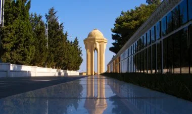 Fransanın XİN başçısı Şəhidlər Xiyabanına getdi FOTO