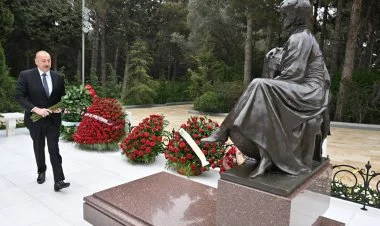 İlham Əliyev Zərifə xanım Əliyevanın məzarını ziyarət edib