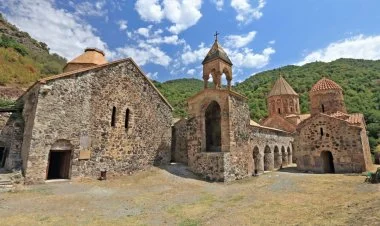Erməni rahibləri Xudavəng monastırını tərk etməlidirlər