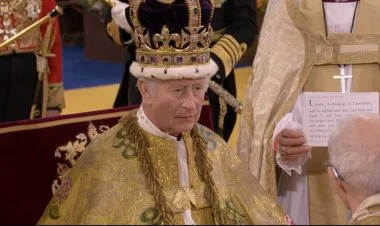 Kral III Çarlzın tacqoyma mərasimi VİDEO