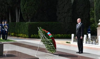İlham Əliyev Heydər Əliyevin məzarını ziyarət edib FOTO