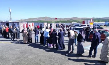 Zəlzələ bölgəsinin sakinləri səs verir